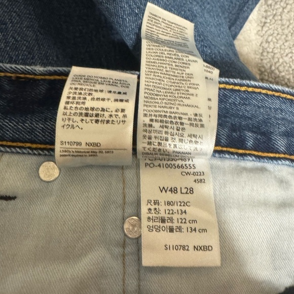 Levi's 550 Size 48x28 Medium Wash Relaxed Fit Jeans - EUC - Picture 3 of 4